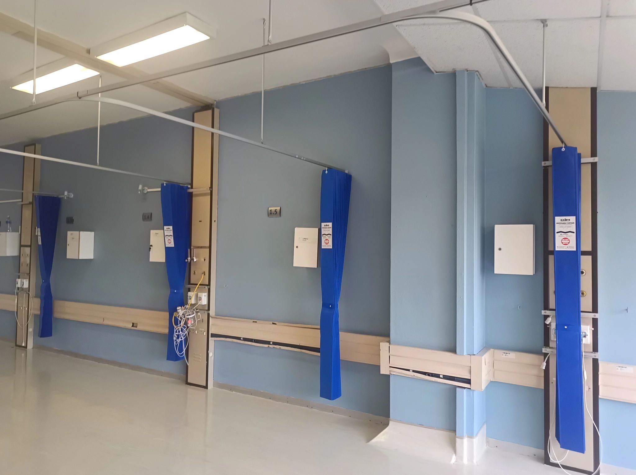 Elimina le tende da cubicolo usa e getta elevano gli standard di igiene nelle strutture sanitarie africane: Successo di installazione delle forniture di terze onde